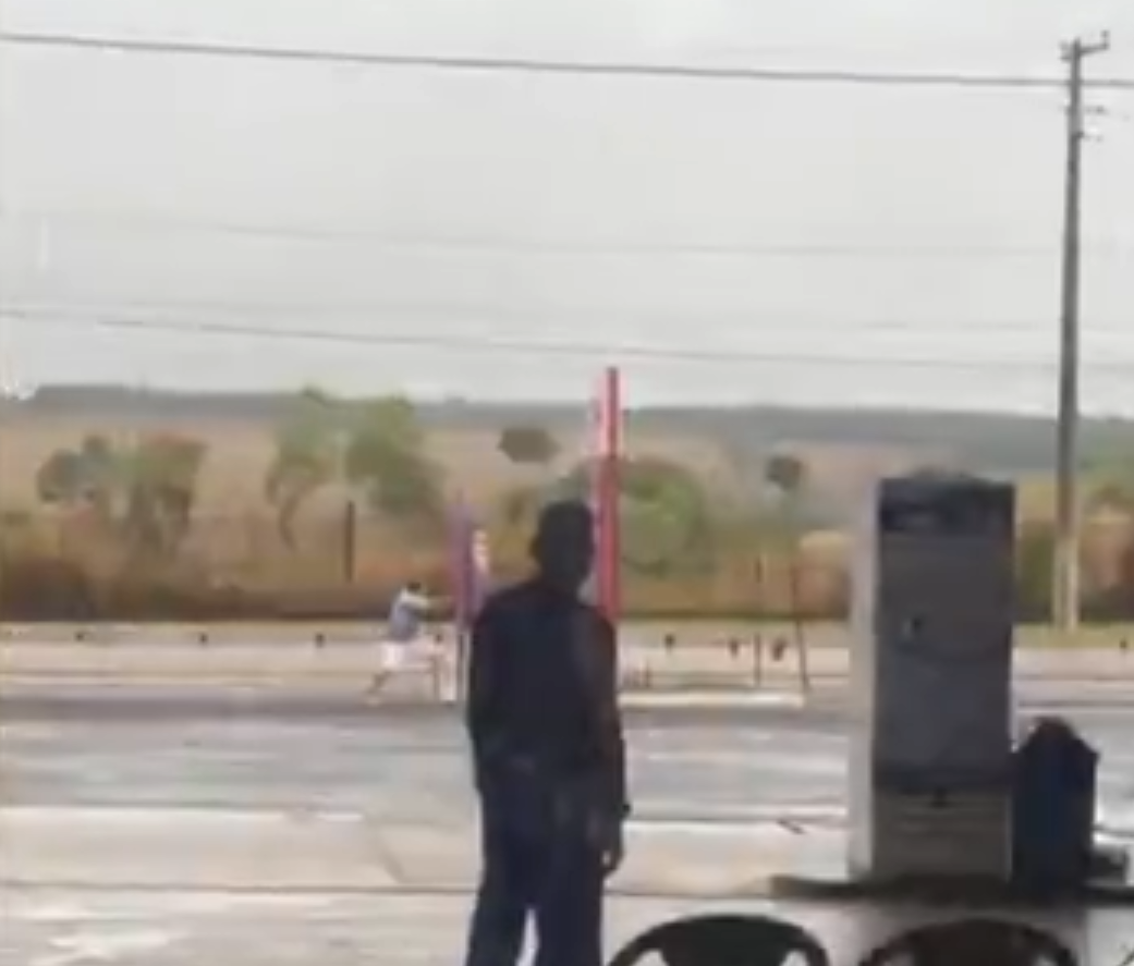 VÍDEO: Homem é filmado trocando tiros com policial em rodovia de Goiás