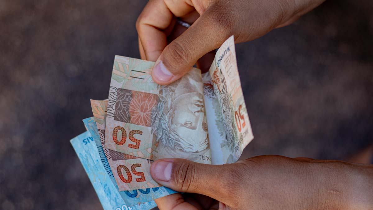 Estudantes com 16 dias de presença na escola poderão sacar R$ 200; veja como