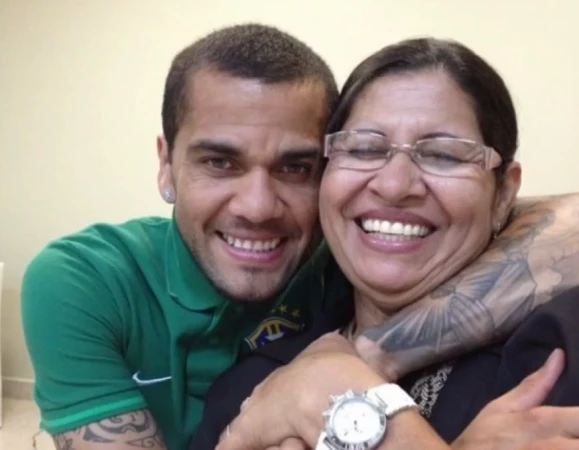 Mulher que acusa Daniel Alves processará a mãe do jogador
