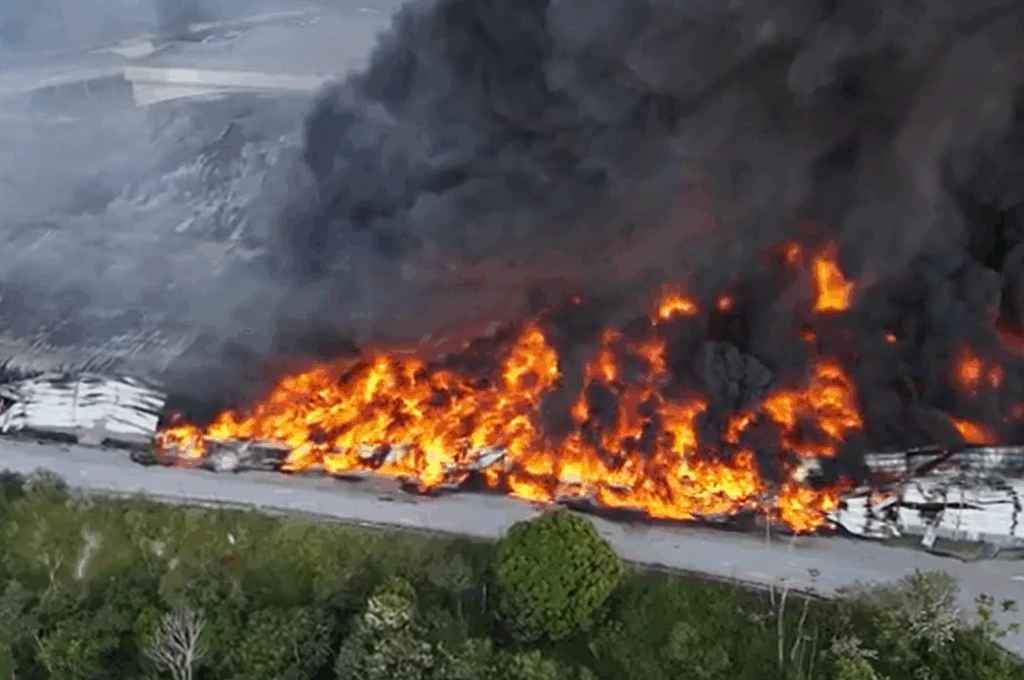 Grande incêndio em fábrica em Manaus já dura mais de 20 horas