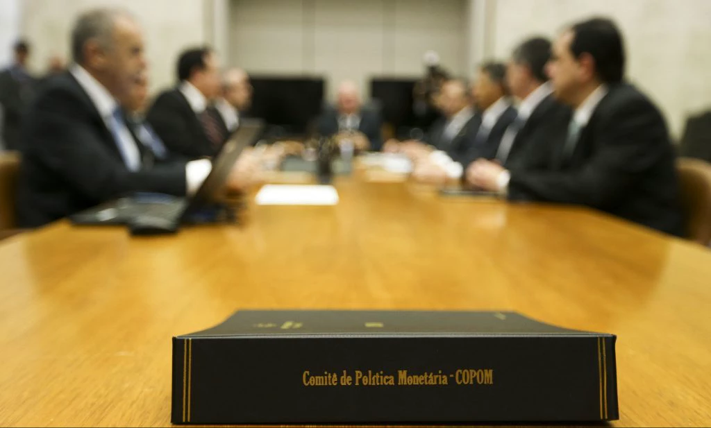 Copom eleva juros para 14,75% ao ano, maior valor desde 2006