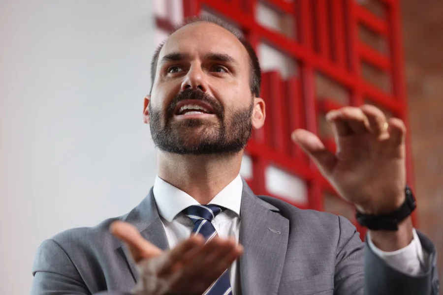 Eduardo Bolsonaro muda versão e admite que aplicou R$ 350 mil em filme