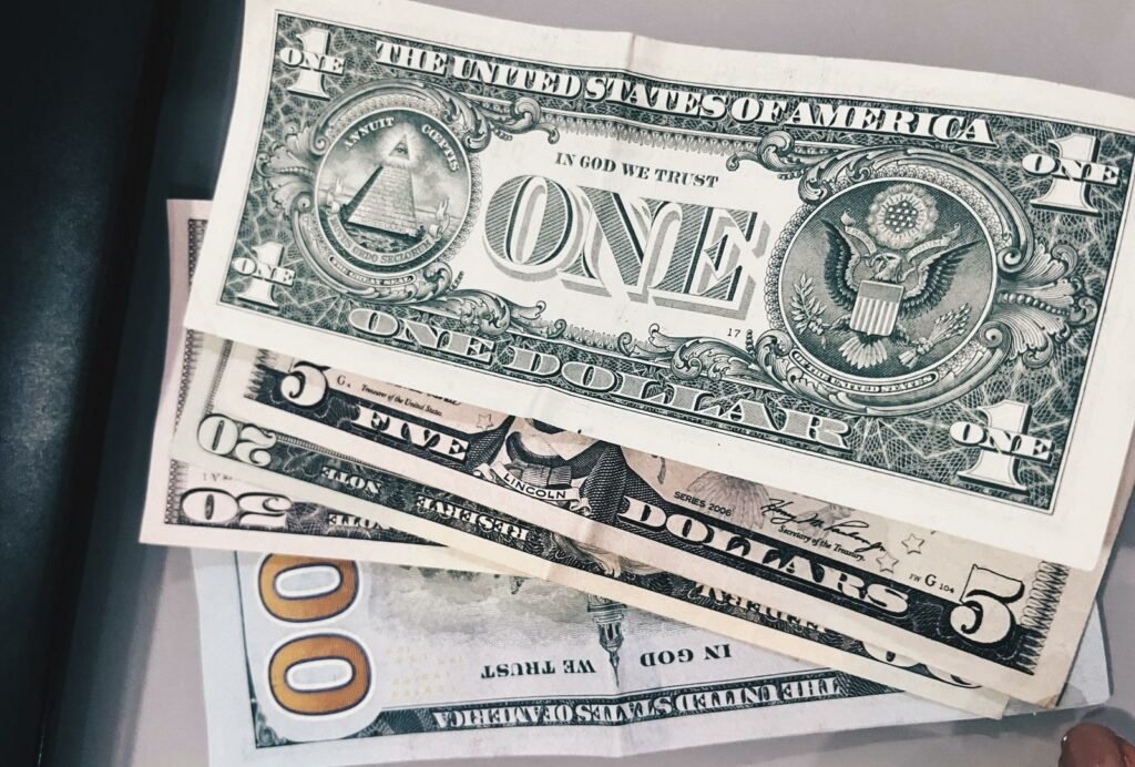 Dólar avança e se aproxima de R$ 5,70 com incerteza sobre IOF