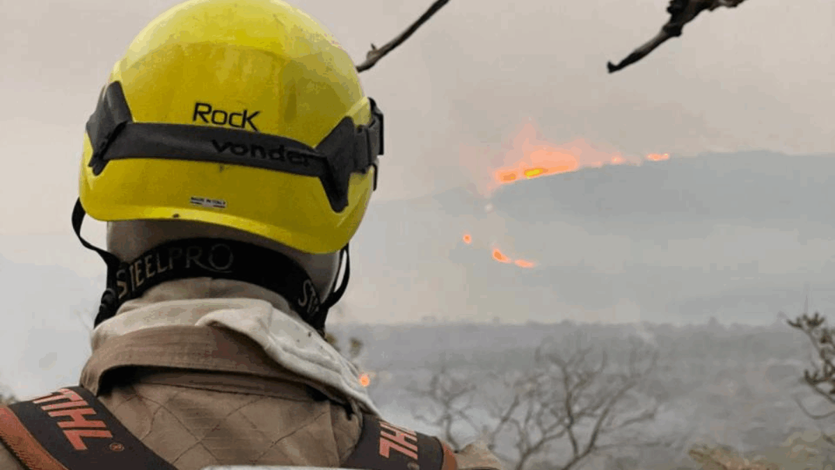 Incêndio atinge Pirenópolis há quatro dias, fecha cachoeira e deixa outras áreas em risco