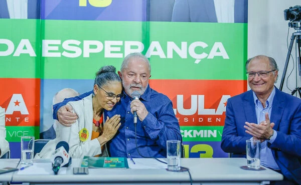 Governo Lula parece incapaz de lidar com as queimadas, afirma "O Estadão"