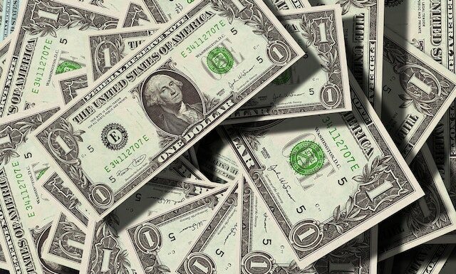 Dólar volta a subir e bate novo recorde em 30 anos de real