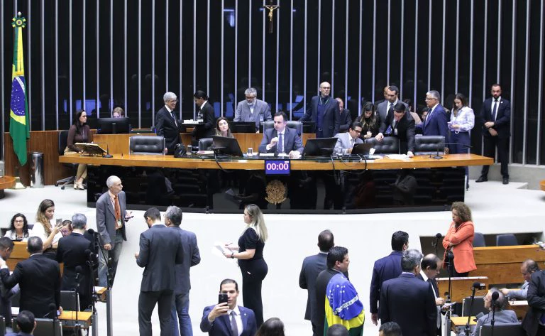 Congresso derruba veto de Lula e amplia proibição das “saidinhas”