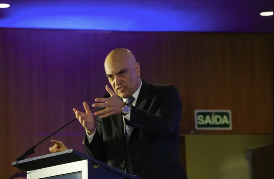 X expõe ofício de Moraes exigindo bloqueio de contas no Brasil