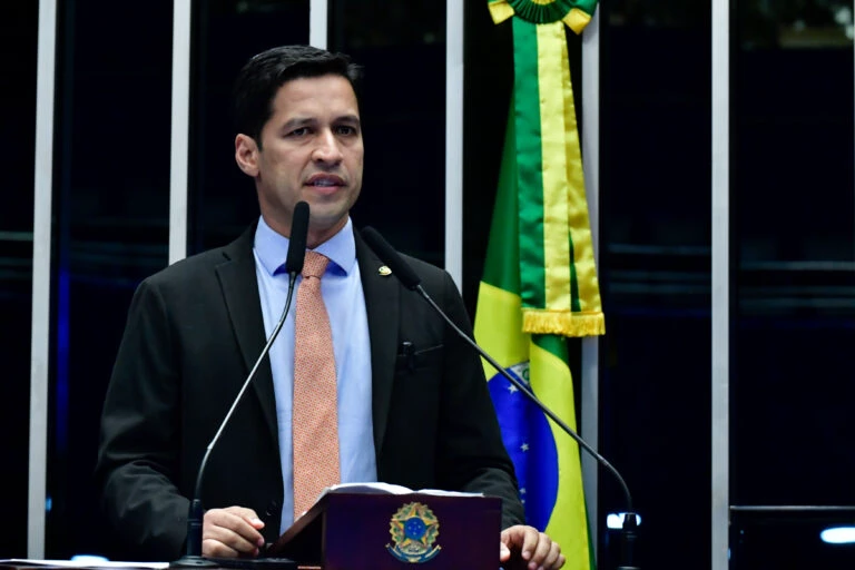 Saiba quem é o senador que retirou a “taxação das blusinhas”