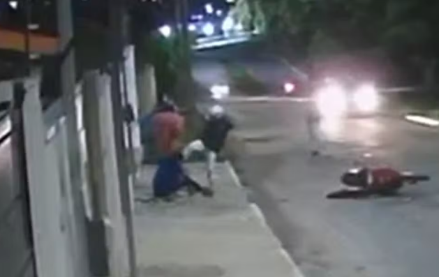 Jovem é espancado por quatro homens quando voltava do trabalho