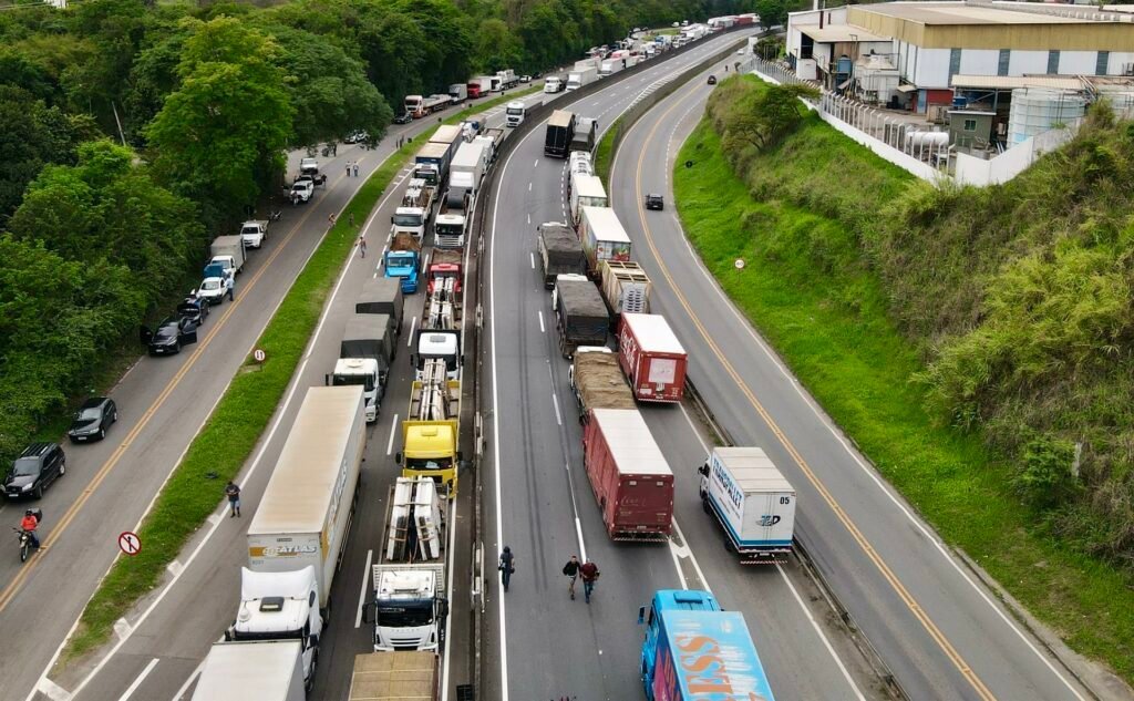 Caminhoneiros confirmam greve nacional após aumento do diesel