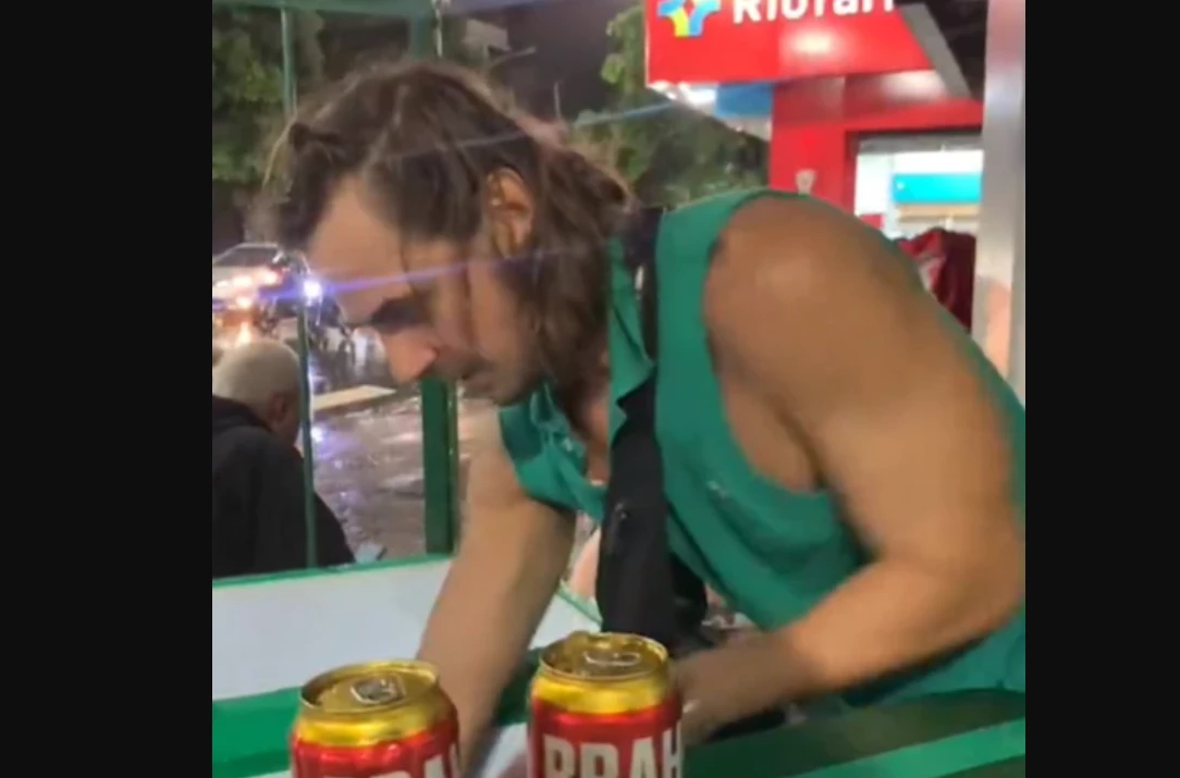 Ex-Malhação viraliza ao ser visto trabalhando como ambulante