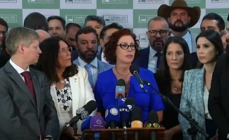 Mais de 120 deputados assinam pedido de impeachment de Lula