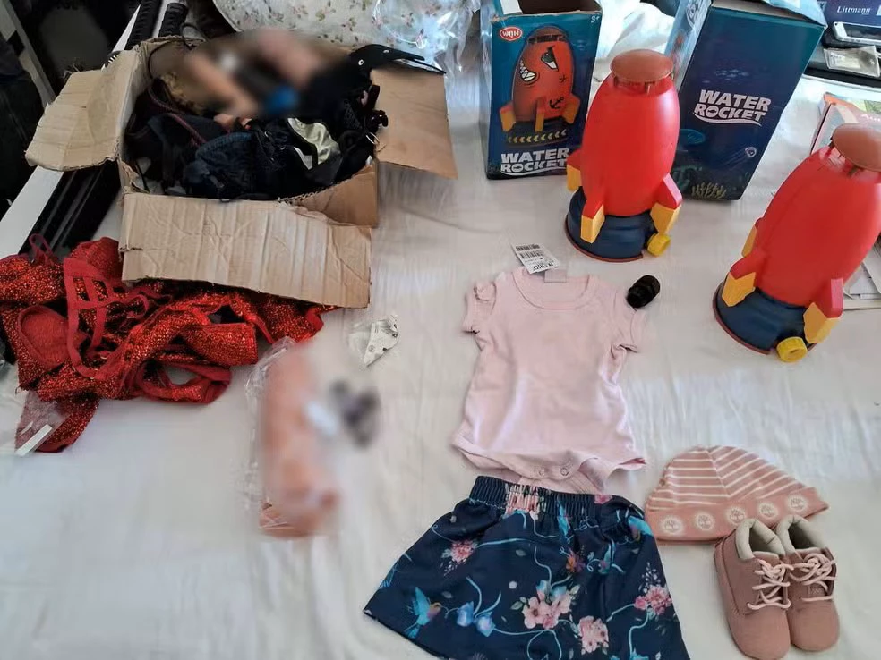 Roupas infantis e itens sexuais são achados em casa de médico