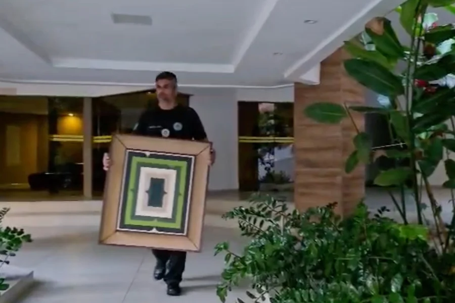Falsa herdeira é alvo de operação por golpe milionário com obras de arte. Veja vídeo