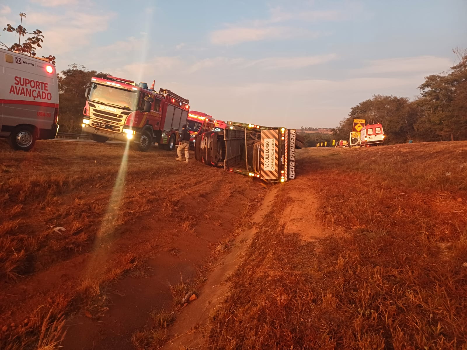 Acidente grave com caminhão cegonha na BR-060 em Abadiânia-GO