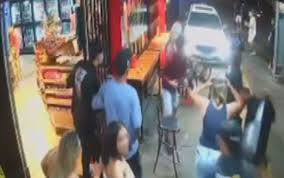 Nervoso com fechamento de distribuidora de bebidas, homem joga carro contra clientes em Goiânia