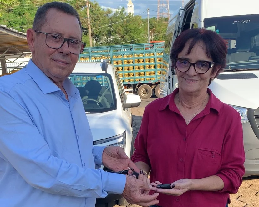 Prefeitura reforça frota da Educação em Uruaçu com entrega de dois novos veículos