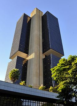 BC reduz projeção do PIB para abaixo de 2% em 2025; inflação deverá estourar a meta