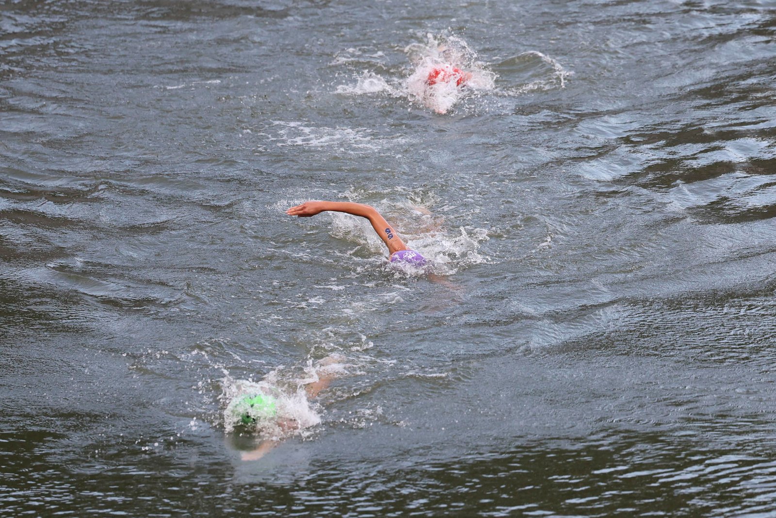 Atleta belga é internada com bactéria após nadar no rio Sena