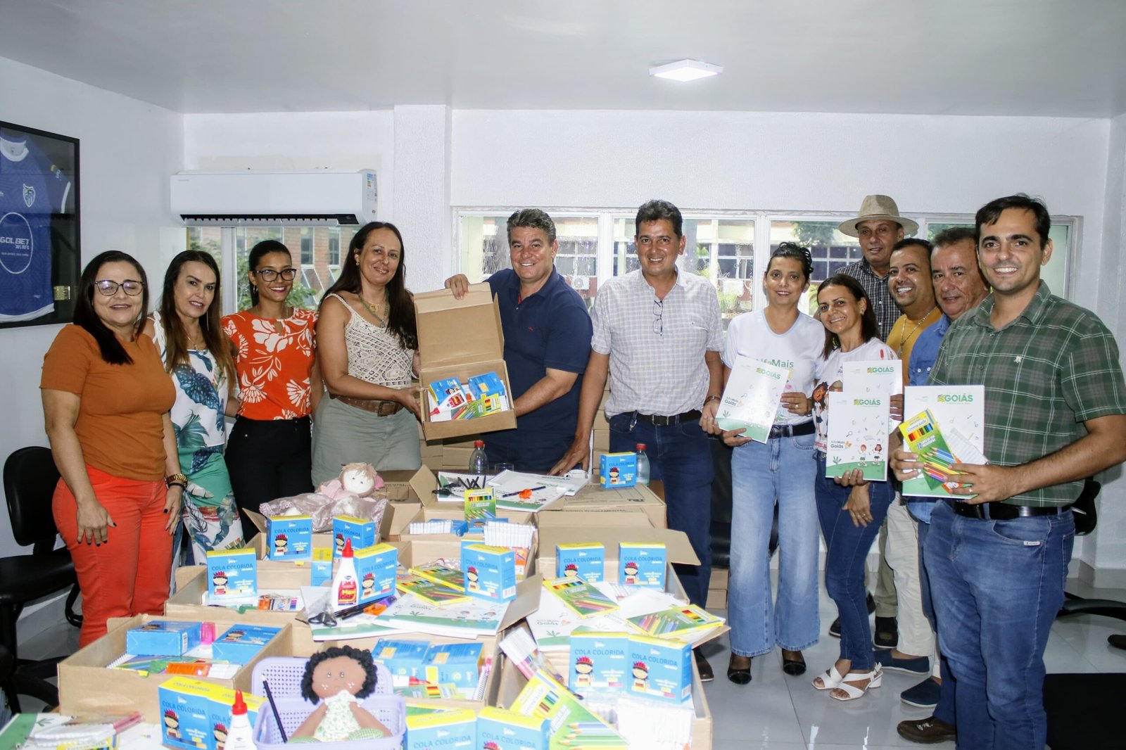 Os estudantes da rede pública de Uruaçu recebem um total de 1.000 kits escolares