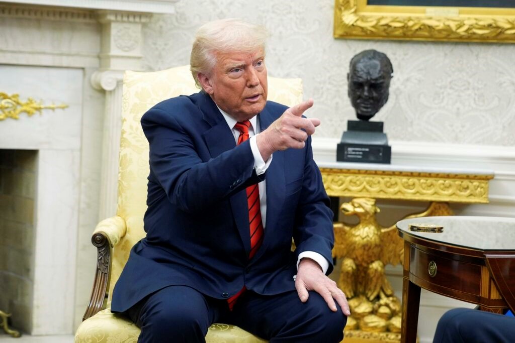 Trump promete taxar países que compram petróleo da Venezuela