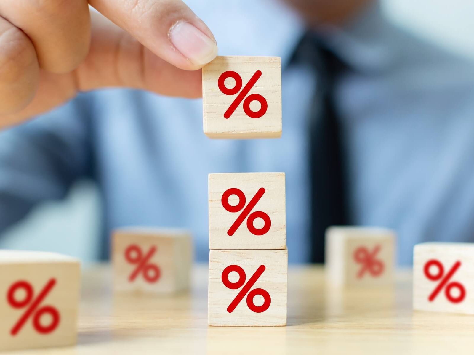 Juros do crédito rotativo sobem em abril e atingem 423,5% ao ano