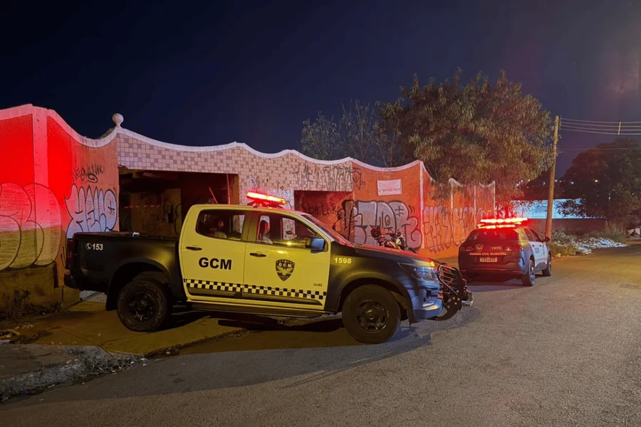Homem é achado com sinais de espancamento e todo queimado em motel.