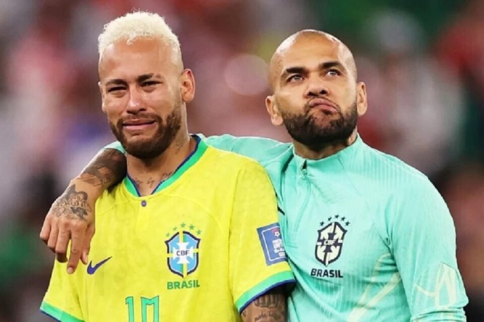 Neymar envia R$ 800 mil a Daniel Alves para reduzir pena de ex-jogador acusado de estupro