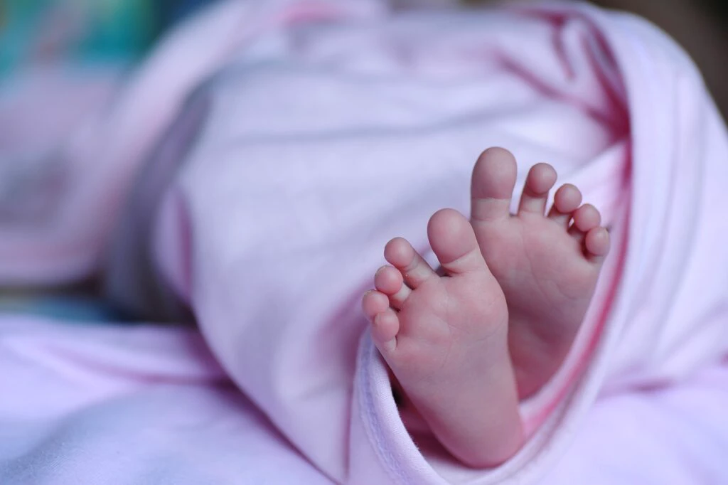 Bebê de dois meses morre por desnutrição, e mãe é presa