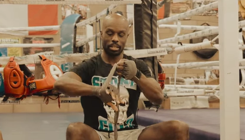 Boxeador de 29 anos morre no ringue em primeira luta oficial
