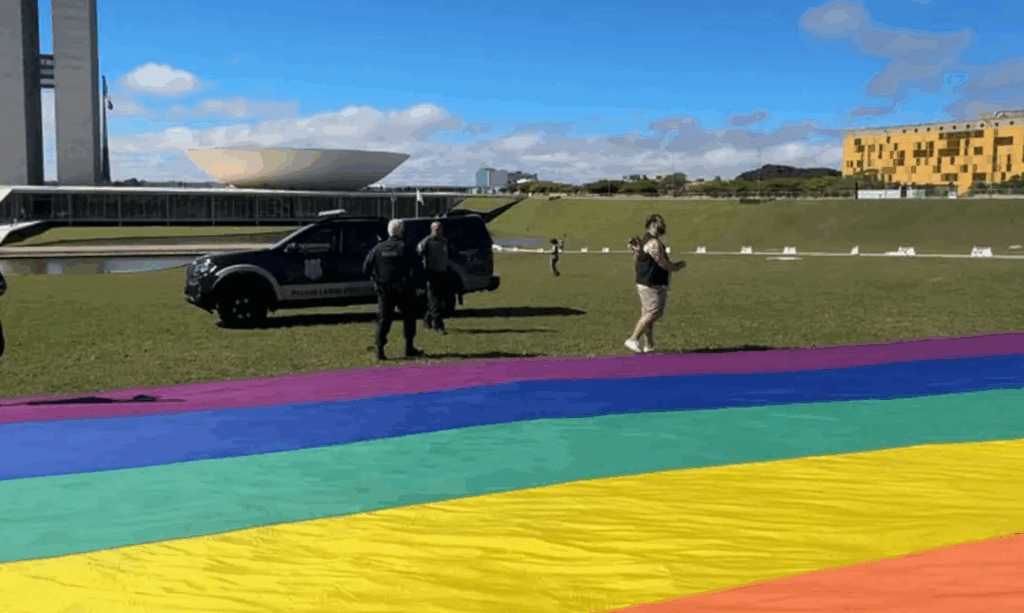Polícia Legislativa impede ato LGBT no gramado do Congresso