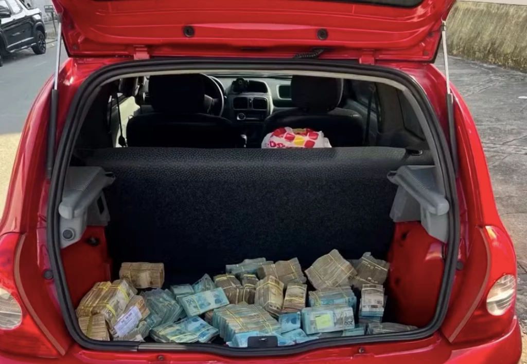 Polícia acha carro abandonado com cerca de R$ 1 milhão