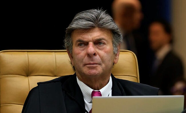 STF: Fux suspende julgamento de mulher que pichou estátua