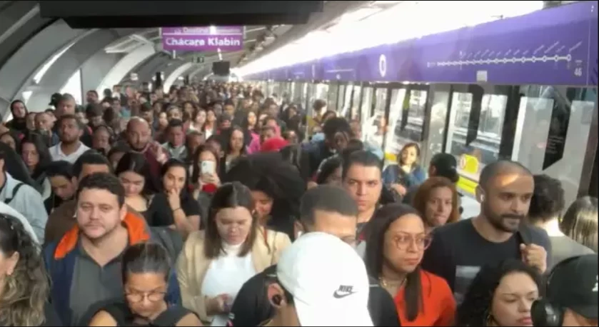 Passageiro morre prensado entre portas no metrô de São Paulo