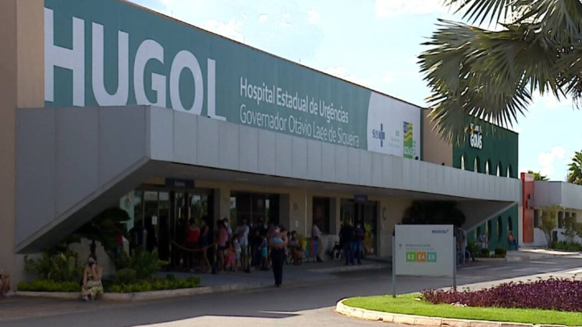 Filho fica ferido após ser atropelado acidentalmente pela mãe na garagem de casa