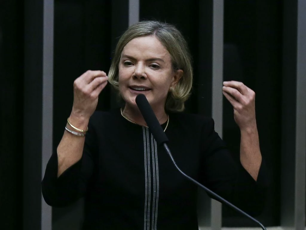 Gleisi sobre taxar LCI: “Não pode pagar um pouco de imposto?”