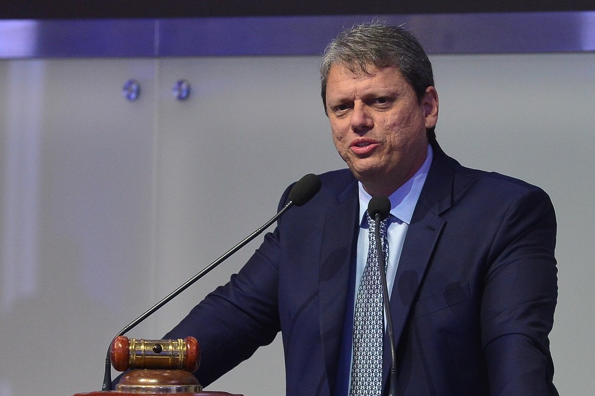 Tarcísio se compromete com STF para que PM use câmeras em operações