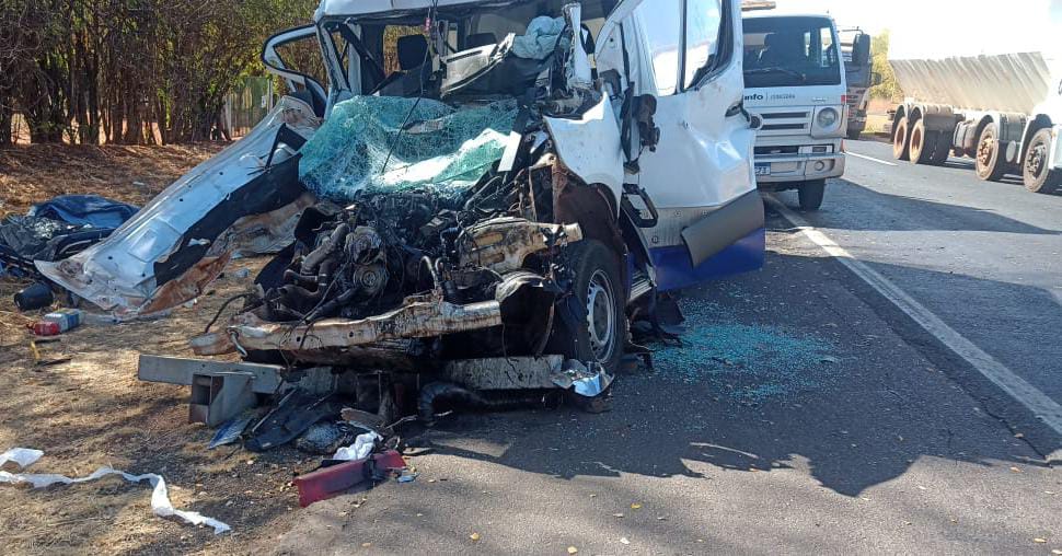 Duas pessoas morreram após ambulância colidir na traseira de caminhão na BR-153 em Goiatuba