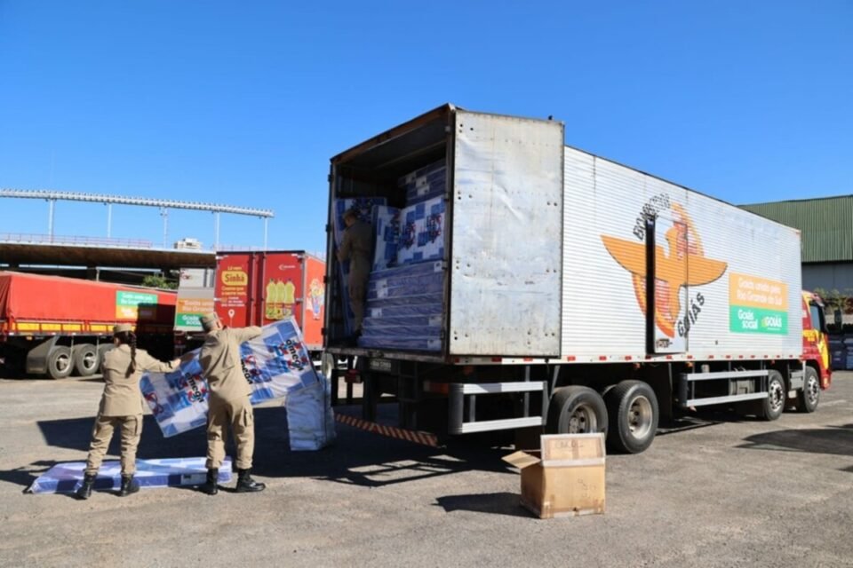Mais 10 carretas com 240 toneladas de donativos são enviadas de Goiás para o RS
