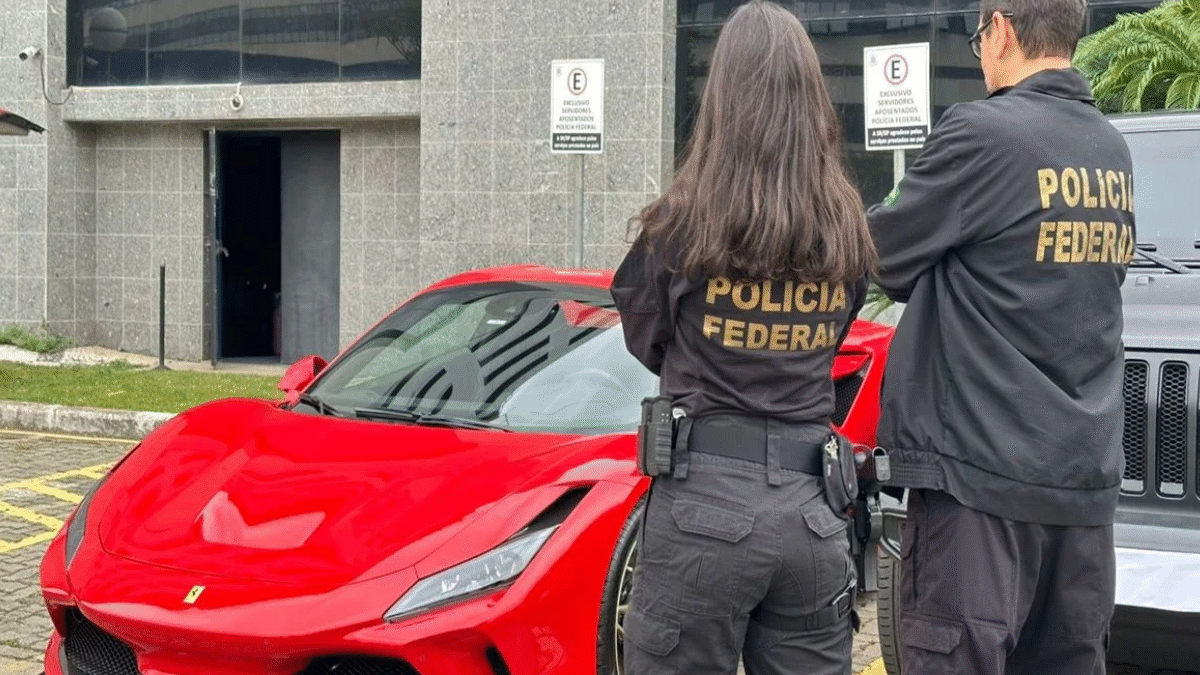 Operação contra sindicato ligado a irmão de Lula teve apreensão de Ferrari e Porsche