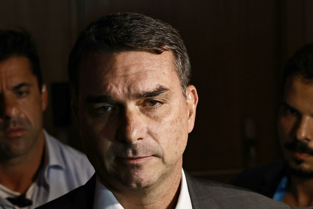 Vazam áudios de Flávio Bolsonaro com Daniel Vorcaro