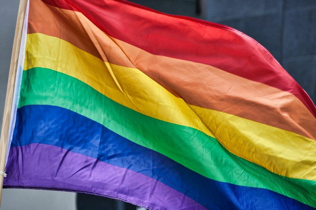 Comissão aprova restrição de trans em banheiros de escolas