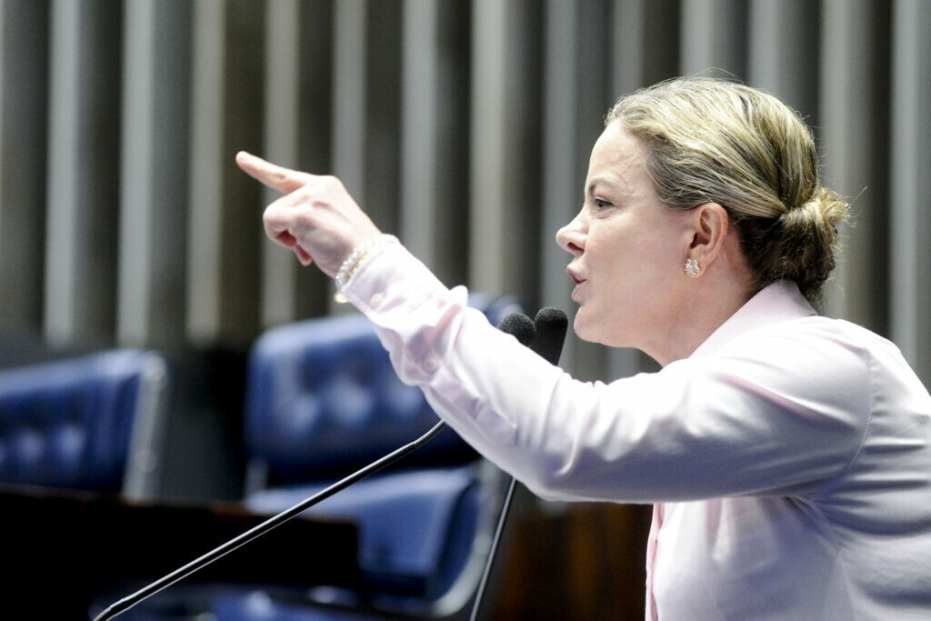 Gleisi vai ao STF contra Gayer e pede indenização de R$ 30 mil