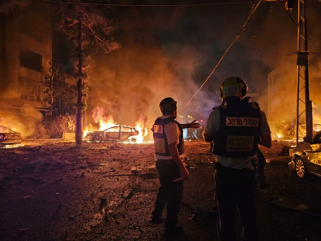 Novos ataques do Irã contra Israel deixam ao menos oito mortos