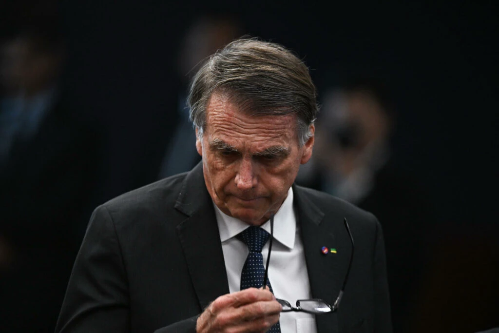 Bolsonaro deixa evento às pressas em Goiás após passar mal