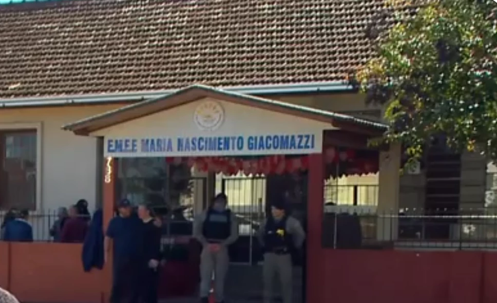 Adolescente invade escola e ataca crianças a faca no RS