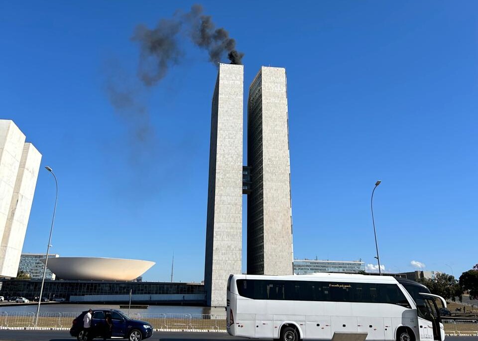 Fumaça chama a atenção saindo do alto da torre da Câmara dos Deputados