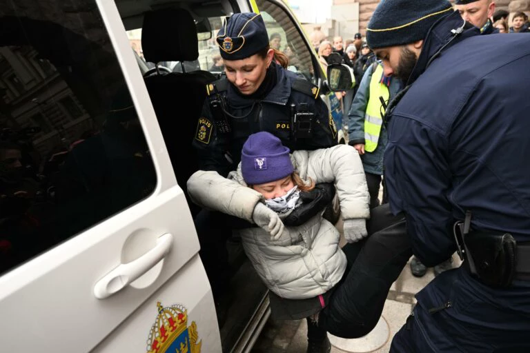 Greta Thunberg é retirada à força do Parlamento sueco pela polícia