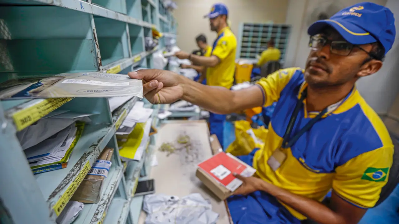 Correios em crise: estatal adia férias, reduz salários e decreta fim do home office